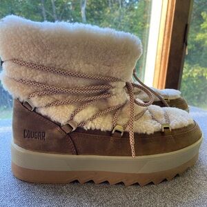 Cougar Women’s boots. Size 8M. Genuine Sherpa. Very good condition.
